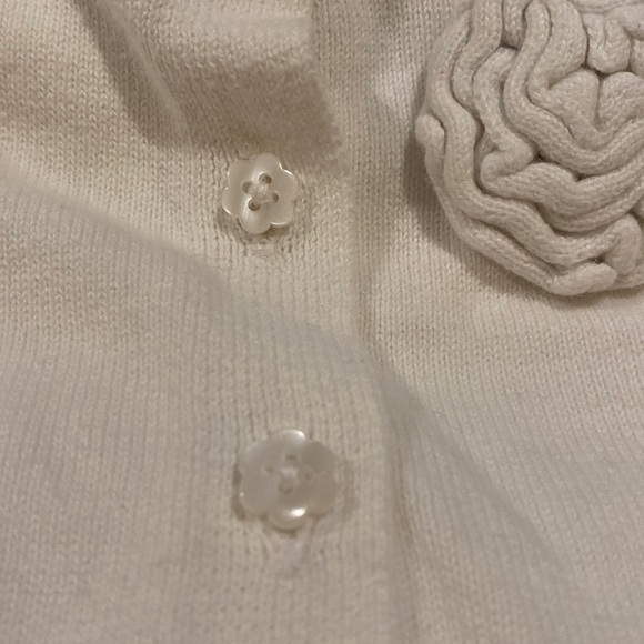 ❤️3/$30❤️Old Navy Flower White Cardigan Size 6-12mths - Picture 4 of 4